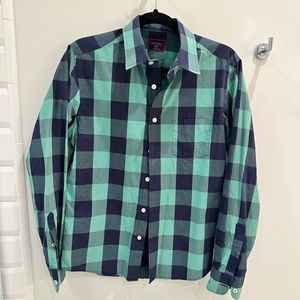 Untuckit collared Buffalo Check Slim Fit button up shirt. Size Med.